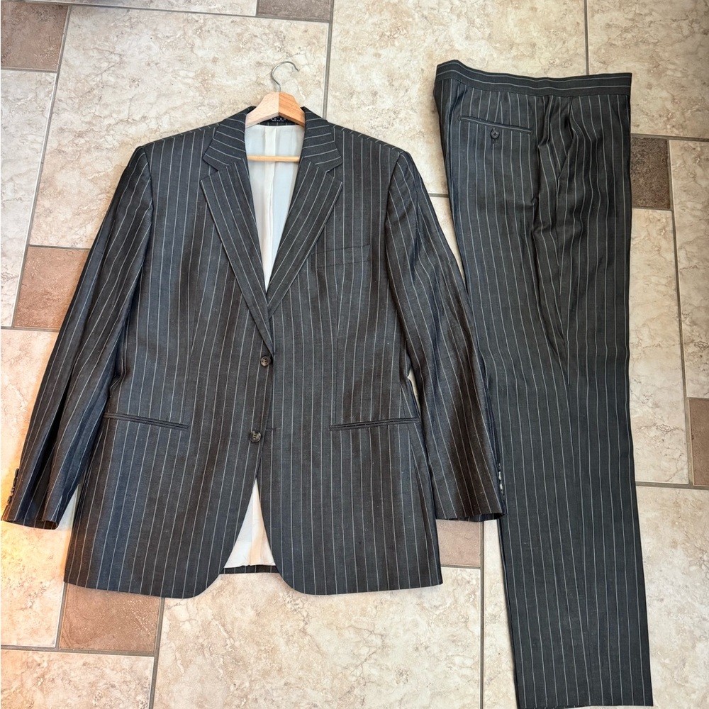 HUGO BOSS charcoal gray striped men’s suit. Size 54/52